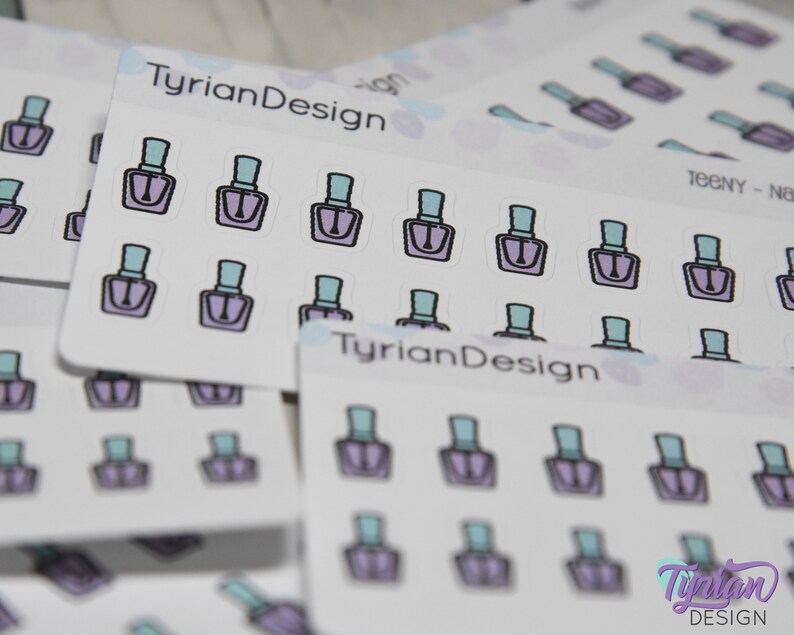 Op de afbeelding: Een vel stickers met meerdere afbeeldingen van nagellak flesjes. De stickers zijn wit met zwarte contouren en hebben een lichtpaarse en lichtblauwe kleurstelling. De tekst "TyrianDesign" staat op de stickers.