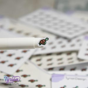 Stickers tortues | Stickers petite tortue de mer | Mini feuille | 21 autocollants | 0,4 x 0,4 po chacun | Icône représentant une tortue nageuse | Blanc ou transparent mat