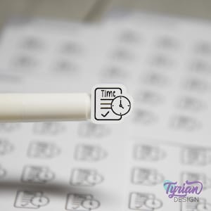 Puede incluir: Una hoja blanca de pegatinas con un icono en blanco y negro de una lista de verificación con un reloj y la palabra "Time" en ella. La pegatina está encima de un bolígrafo blanco.