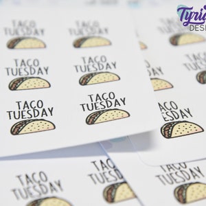 Peut inclure: Une feuille d'autocollants blancs avec le texte "Taco Tuesday" et une image de dessin anim&eacute; d'un taco sur chaque autocollant.