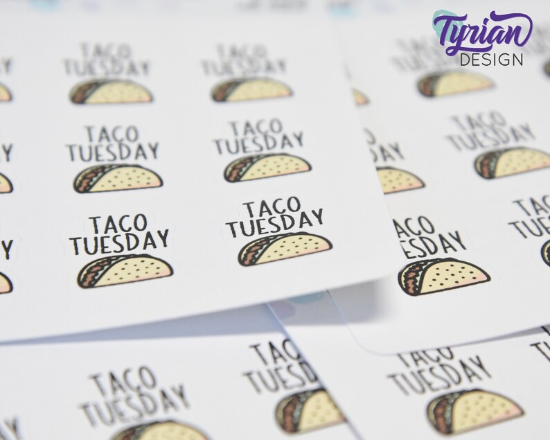 Peut inclure: Une feuille d'autocollants blancs avec le texte "Taco Tuesday" et une image de dessin anim&eacute; d'un taco sur chaque autocollant.