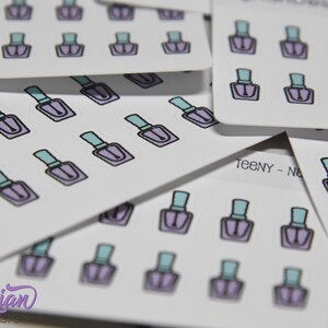 Op de afbeelding: Een vel stickers met een herhalend patroon van kleine nagellak flesjes. De flesjes zijn paars met een lichtblauwe dop en een zwarte omtrek. De tekst "TEENY - Nail" is zichtbaar op een van de vellen.