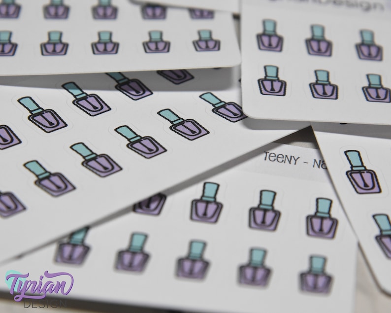 Op de afbeelding: Een vel stickers met een herhalend patroon van kleine nagellak flesjes. De flesjes zijn paars met een lichtblauwe dop en een zwarte omtrek. De tekst "TEENY - Nail" is zichtbaar op een van de vellen.