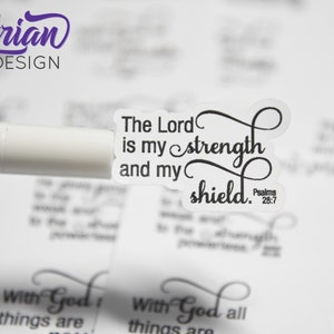 Puede incluir: Una pegatina transparente con texto negro que dice "The Lord is my strength and my shield. Psalms 28:7".