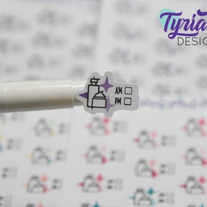 Puede incluir: Una pegatina blanca con un contorno negro de una botella de loción y un tubo de crema. La pegatina tiene dos casillas de verificación con el texto "AM" y "PM" junto a ellas. La pegatina tiene dos estrellas moradas a cada lado de la botella y el tubo.