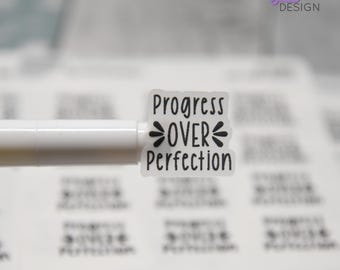 Fortschritt über Perfektion Aufkleber | 12 Sticker pro Bogen | .83 x .78" Aufkleber Größe | | 3,5 x 4,5" Bogen | Weiß oder Klar Matt