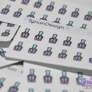 Op de afbeelding: Een vel stickers met meerdere ontwerpen van nagellak flesjes. De stickers zijn wit met een lichtblauw en paars kleurenschema. De tekst "Tyrian Design" is op het vel gedrukt.