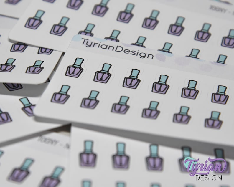 Op de afbeelding: Een vel stickers met meerdere ontwerpen van nagellak flesjes. De stickers zijn wit met een lichtblauw en paars kleurenschema. De tekst "Tyrian Design" is op het vel gedrukt.