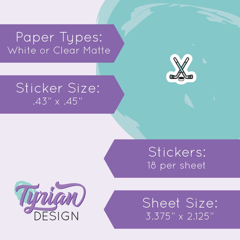 Pu&ograve; includere: Grafica viola e turchese con il testo "Tipi di carta: Bianco o opaco trasparente", "Dimensioni dell'adesivo: 0,43" x 0,45"" e "Tyrian DESIGN". La grafica mostra anche un adesivo con due bastoni da hockey incrociati su un disco. Il testo "Adesivi: 18 per foglio" e "Dimensioni del foglio: 3,375" x 2,125"" &egrave; incluso.