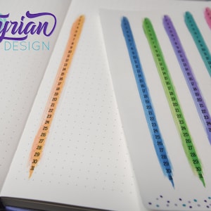 Stickers verticaux aquarelle Habit Tracker pour agendas et journaux 1-31, transparents sur un journal A5. Convient aux journaux de 5 mm