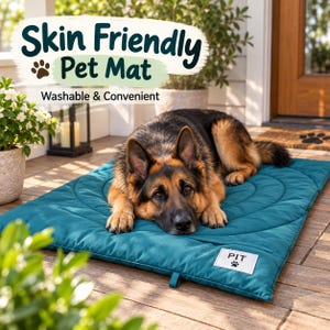 Puede incluir: Una alfombrilla rectangular para mascotas de color verde azulado con costuras circulares concéntricas y una etiqueta rectangular blanca con el texto PIT y un icono de huella. Un pastor alemán está tumbado sobre la alfombrilla.