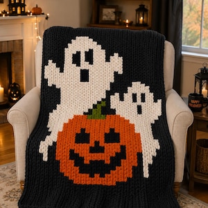 Peut inclure: Un plaid en tricot épais avec un fond noir, un grand potiron orange en forme de lanterne au centre et deux fantômes blancs placés au-dessus et sur les côtés, le tout dans un style graphique pixélisé et composé de blocs.