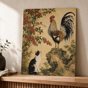 Puede incluir: Una impresión de arte mural rectangular que muestra a un gato blanco y negro mirando a un gallo sobre una roca. La escena incluye un árbol con bayas rojas y hojas verdes sobre un fondo beige, con un estilo detallado y texturizado.