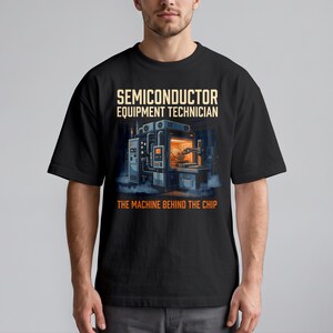 Peut inclure: Un t-shirt noir avec une illustration d'équipement industriel de fabrication de semi-conducteurs. Le texte SEMICONDUCTOR EQUIPMENT TECHNICIAN et THE MACHINE BEHIND THE CHIP est imprimé en lettres claires au-dessus et en dessous du dessin.