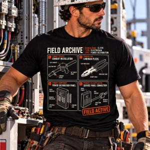 Può includere: Una t-shirt nera con una grafica bianca e arancione intitolata FIELD ARCHIVE. Il design mostra quattro diagrammi tecnici etichettati con testo che include CONDUIT INSTALLATION, LINEMAN PLIERS, POWER DISTRIBUTION PANEL e SERVICE PANEL CONNECTION.