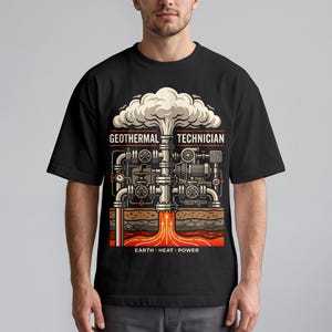 Könnte beinhalten: Ein schwarzes T-Shirt mit einer grafischen Darstellung eines geothermischen Energiesystems. Das Design zeigt Rohre, die in die Erde führen, aufsteigenden Dampf und den Text "GEOTHERMAL TECHNICIAN" sowie "EARTH HEAT POWER" in Weiß und Orange.