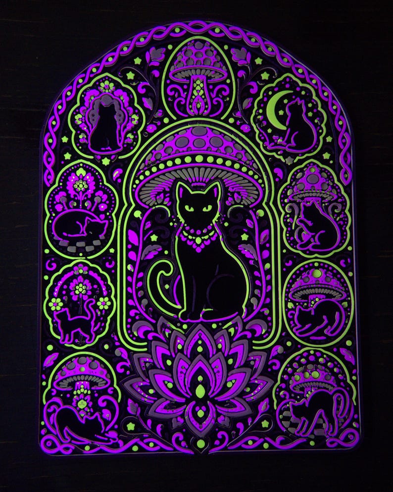 Pu&ograve; includere: Un'opera d'arte murale rettangolare con un gatto nero centrale seduto sotto un grande fungo, circondato da pannelli circolari pi&ugrave; piccoli contenenti sagome di gatti, funghi e motivi floreali in vivaci colori viola neon e verde lime.