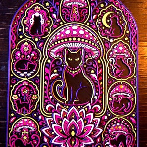 Pu&ograve; includere: Un'opera d'arte da parete a strati con un gatto nero centrale seduto sotto un grande fungo, circondato da cornici circolari pi&ugrave; piccole contenenti sagome di gatti neri, funghi, una luna crescente e un fiore di loto in rosa, viola e oro.