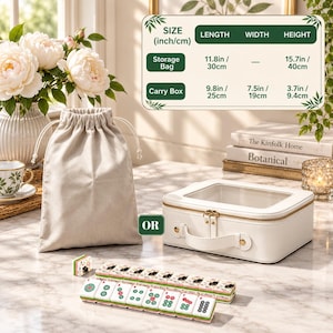 K&ouml;nnte beinhalten: Ein beiger Kordelzugbeutel und eine wei&szlig;e rechteckige Transportbox mit transparentem Deckel, dazu ein Set Mahjong-Spielsteine. Eine Tabelle zeigt die Ma&szlig;e: Beutel 30 cm mal 40 cm, Transportbox 25 cm mal 19 cm mal 9,4 cm.