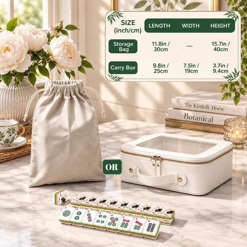 K&ouml;nnte beinhalten: Ein beiger Kordelzugbeutel und eine wei&szlig;e rechteckige Transportbox mit transparentem Deckel, dazu ein Set Mahjong-Spielsteine. Eine Tabelle zeigt die Ma&szlig;e: Beutel 30 cm mal 40 cm, Transportbox 25 cm mal 19 cm mal 9,4 cm.