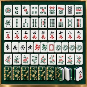 K&ouml;nnte beinhalten: Ein Mahjong-Set mit wei&szlig;en Spielsteinen, die gr&uuml;ne, rote und schwarze eingravierte Symbole wie Punkte, Bambus, Schriftzeichen, Winde, Drachen und Blumen zeigen. Das Set enth&auml;lt Steine mit einem gr&uuml;nen und goldenen Bambusmuster auf der R&uuml;ckseite.