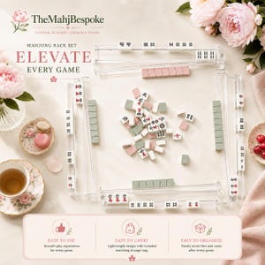 K&ouml;nnte beinhalten: Ein Mahjong-Rack-Set aus klarem Acryl mit vier Racks und einer Sammlung von wei&szlig;en, salbeigr&uuml;nen und altrosa Spielsteinen. Das Set enth&auml;lt den Text TheMahjBespoke, Mahjong Rack Set, Elevate Every Game, Easy to Use, Easy to Carry und Easy to Organize.