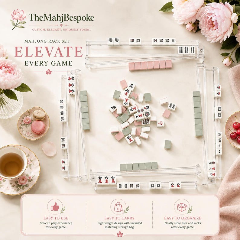 K&ouml;nnte beinhalten: Ein Mahjong-Rack-Set aus klarem Acryl mit vier Racks und einer Sammlung von wei&szlig;en, salbeigr&uuml;nen und altrosa Spielsteinen. Das Set enth&auml;lt den Text TheMahjBespoke, Mahjong Rack Set, Elevate Every Game, Easy to Use, Easy to Carry und Easy to Organize.