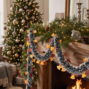 Weihnachtsgirlande mit Lametta und Lichtern, Weihnachtssterngirlande mit Glöckchen, gemütliche Weihnachtsdekoration für den Kaminsims