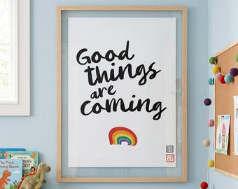 Affiche « De bonnes choses arrivent » | Décoration murale typographique arc-en-ciel (Téléchargement numérique)