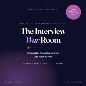 Pode incluir: Um gráfico digital azul escuro para um kit de preparação de entrevistas imprimível intitulado The Interview War Room. Inclui o texto Craft Your Confidence, Seven Days. One Room. e Seven days to walk in armed. One room to win. 25 páginas.