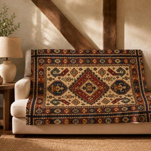 Geometrische Fleecedecke in Rostbraun, Überwurf im Kelim-Stil, Boho-Dekor in Erdtönen