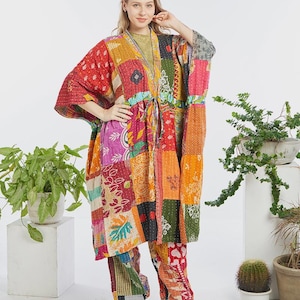 Könnte beinhalten: Eine langärmelige, knielange Patchwork-Kimonojacke und eine passende Hose mit weitem Bein, die ein lebendiges, mehrfarbiges Kantha-Stichmuster mit verschiedenen Blumen-, geometrischen und Paisley-Drucken in Rot-, Orange-, Gelb- und Grüntönen aufweist.