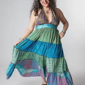 Vestido halter de seda sari con patchwork