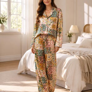 Può includere: Un set pigiama a due pezzi composto da una camicia a maniche lunghe abbottonata con colletto a revers e pantaloni coordinati a gamba larga. Il set è decorato con una stampa floreale patchwork multicolore nei toni del giallo, verde, rosa e bianco.