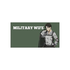 Puede incluir: Un gráfico rectangular con fondo verde oliva oscuro y el texto blanco MILITARY WIFE. A la derecha, un personaje de anime de pelo oscuro con una venda blanca sobre un ojo viste una camisa clara, un arnés y una chaqueta oscura.