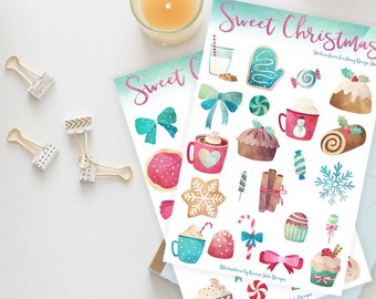 Może przedstawiać: Dwa arkusze naklejek z napisem Sweet Christmas zawierające akwarelowe ilustracje świątecznych smakołyków, w tym ciasteczek, kubków z kakao, lasek cukrowych, kokardek i płatków śniegu, rozmieszczone na białym papierze z grafikami.