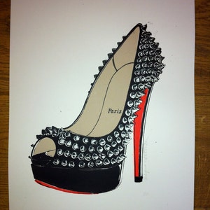 Puede incluir: Ilustraci&oacute;n de un zapato de tac&oacute;n alto con plataforma y tac&oacute;n negros, adornado con tachuelas plateadas. El zapato tiene un interior beige con la palabra "Paris" impresa y una suela roja.