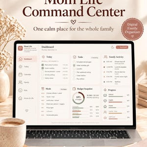 Pode incluir: Uma tela de laptop exibindo um organizador familiar digital intitulado Mom Life Command Center. A interface apresenta um painel com seções para tarefas diárias, atividades familiares, planejamento de refeições, orçamento e acompanhamento.