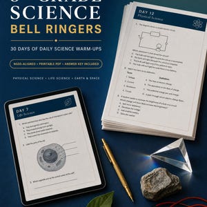 Puede incluir: Un recurso educativo 8th Grade Science Bell Ringers con una tableta que muestra preguntas de Life Science del día 7, una pila de hojas de Physical Science del día 12, un bolígrafo dorado, un prisma de cristal, una roca y cables rojos y negros.