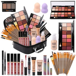 Op de afbeelding: Een uitgebreide make-up set met meerdere oogschaduwpaletten in diverse tinten, een zwarte koffer met krokodillenprint, talloze make-up kwasten met gouden hulzen, vloeibare lipsticks van het merk Karuizi, BB-crème, foundation en make-up sponsjes.