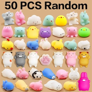 Può includere: Una collezione di 50 piccoli giocattoli morbidi e comprimibili a forma di animale in vari colori, tra cui rosa, blu, giallo, bianco e grigio. L'assortimento comprende figure di gatti, conigli, elefanti, pulcini e altre creature con volti semplici.