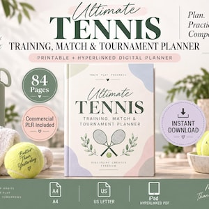 Op de afbeelding: Een digitale tennis trainings-, wedstrijd- en toernooiplanner met een omslag met de tekst Ultimate Tennis, twee gekruiste rackets en een bal. De planner wordt omringd door een groene waterfles, een witte handdoek en gele tennisballen.