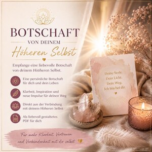 Puede incluir: Una tarjeta con el texto "BOTSCHAFT VON DEINEM Höheren Selbst" y "Deine Seele, Dein Licht, Dein Weg, Ich bin bei dir." La tarjeta se muestra con un pequeño cuenco de cristales claros, una vela encendida en un portavelas texturizado y una pluma blanca.
