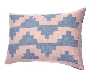 Coussin décoratif patchwork en lin-coton bleu et rose pour lit ou canapé.