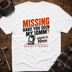 Camiseta de mecánico con la frase "Me falta una llave de tubo de 10 mm", camiseta con humor para amantes de las herramientas y el garaje.