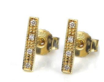 Delicate diamond stud earrings made of recycled gold
