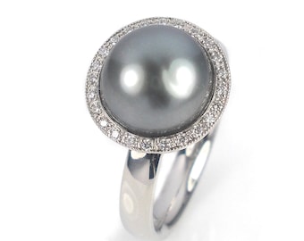 Bague en or blanc 585/000 avec grosse perle de Tahiti et diamants taille brillant, ornement millegrain fin