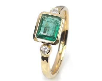 Bague émeraude romantique, façonnée à la main comme une bague de fiançailles ou une bague solitaire en or jaune 750/000 avec des diamants