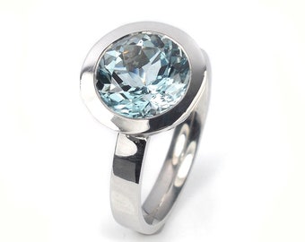 Fantastically beautiful white gold ring in 14kt with a light blue aquamarine and romantic floral elements under the stone.