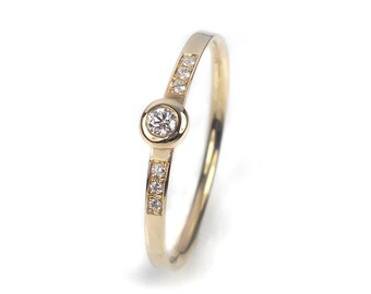 Romantic engagement ring with a diamond 0.04ct and 6 small diamonds each 0.005 ct in Rosegold 14kt